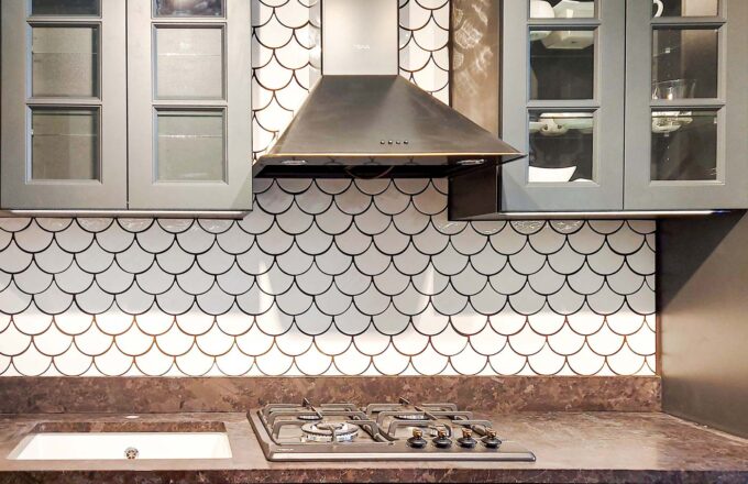 Mozaika obklad na stenu do kuchyne - Kuchynská zástena Rybie šupiny - Biela farba lesk