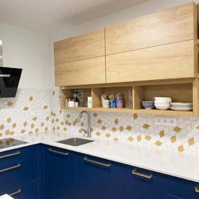 Kuchyňa - zástena - keramický obklad - mozaika - listy - biela - medová