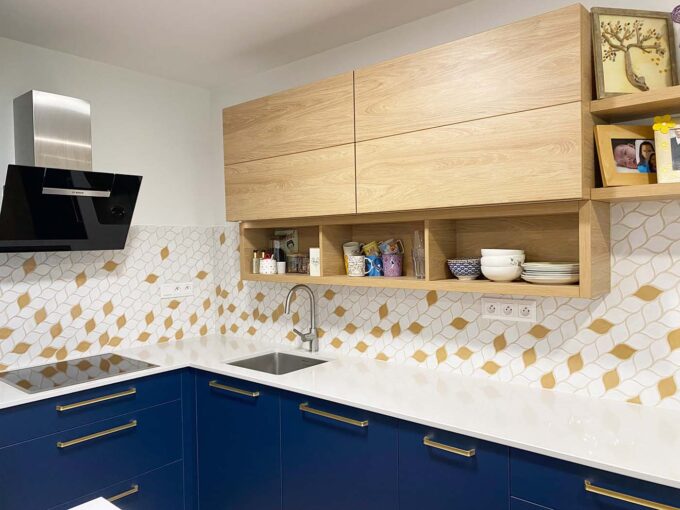 Kuchyňa - zástena - keramický obklad - mozaika - listy - biela - medová