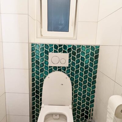 Keramická mozaika na toalete v tvare listov