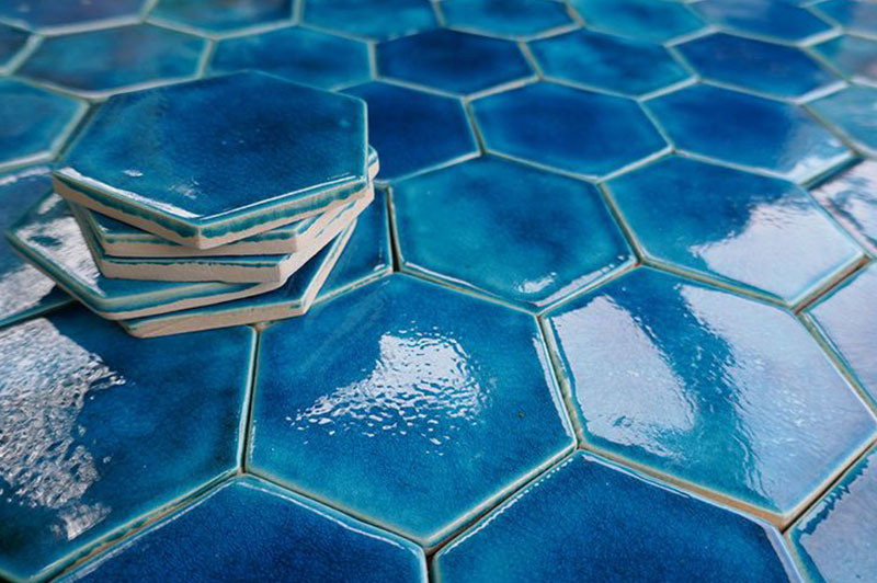 Keramické obkladačky v azúrovo modrej farbe v tvare hexagon