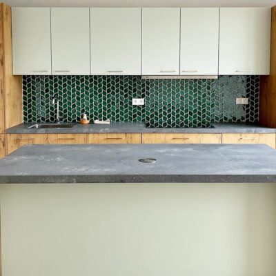 Keramický obklad do kuchyne - mozaika obklad - tvar listy - smaragdovo zelený