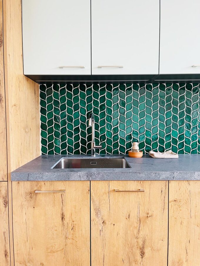 Keramický obklad do kuchyne - mozaika obklad - tvar listy - smaragdovo zelený