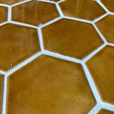 Keramický obklad Hexagon v karamelovej lesklej farbe s bielou škárou