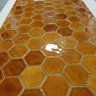Ručne robený keramický obklad Hexagon vo farbe karamel