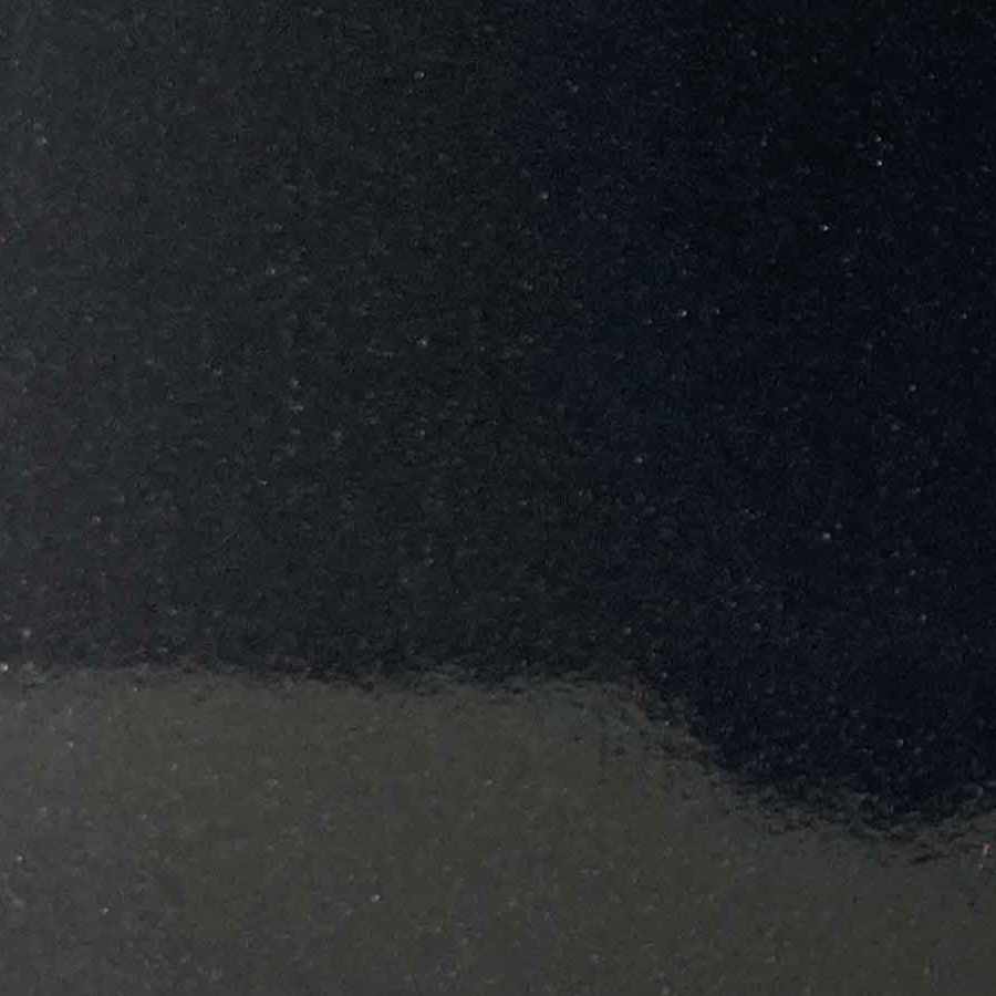 Čierna lesklá farba obkladu