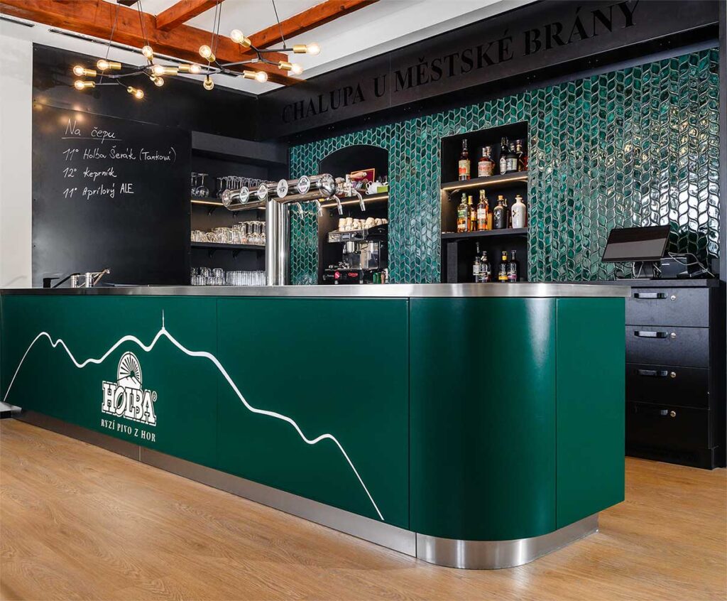 Keramická mozaika - listy, lesná zelená farba, obklad prispôsobený na mieru podľa zamerania steny