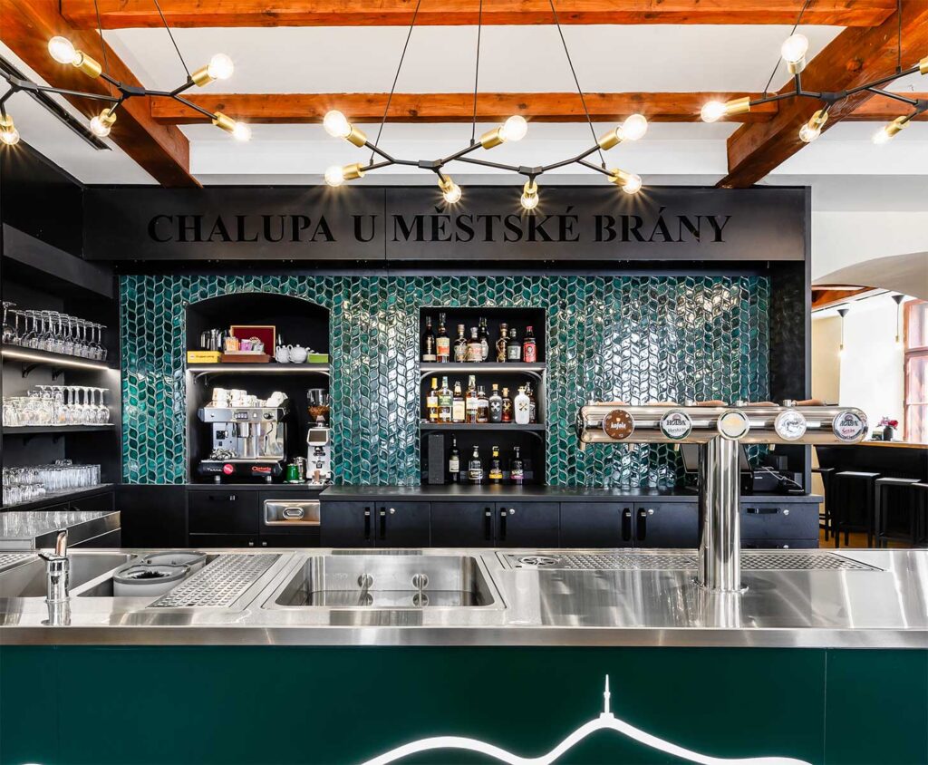 Keramická mozaika - listy, lesná zelená farba, obklad prispôsobený na mieru podľa zamerania steny