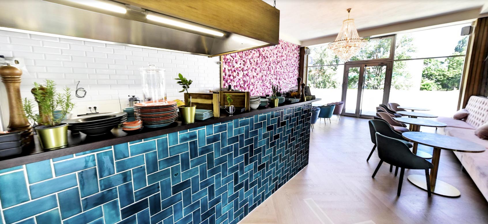 Keramická mozaika - obdĺžniky, petrolejovo modrá farba, obložený pult v bare