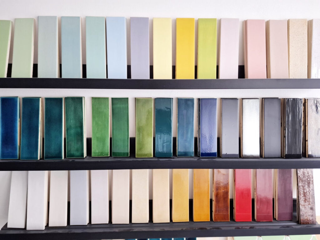 Vzorkovník farieb keramických obkladov v našom showroome