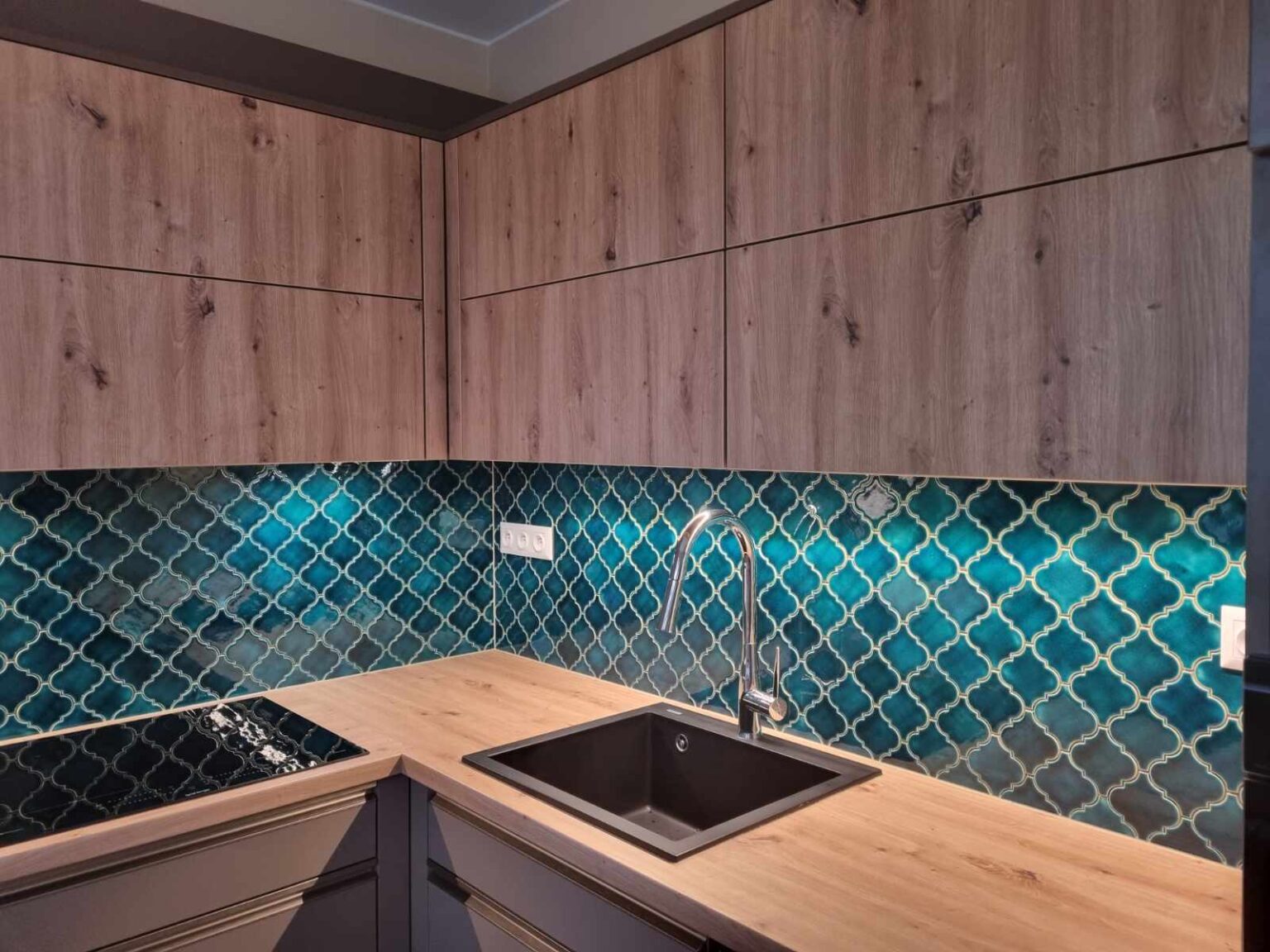 Keramická mozaika - arabesky, modro zelená farba, kuchynská zástena