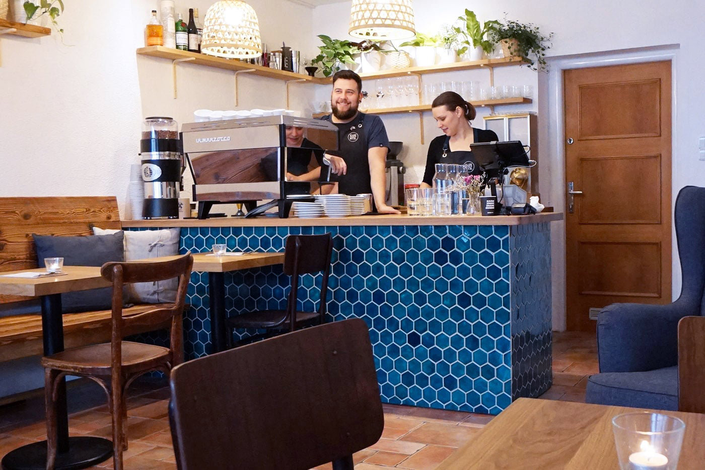 Keramická mozaika - hexagóny, azúrovo modrá farba, obložený pult v kaviarni