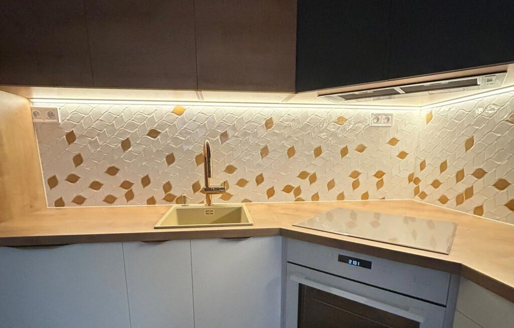 Ceramic mosaic tiles - leaves, two-tone combination of white and honey, kitchen screen