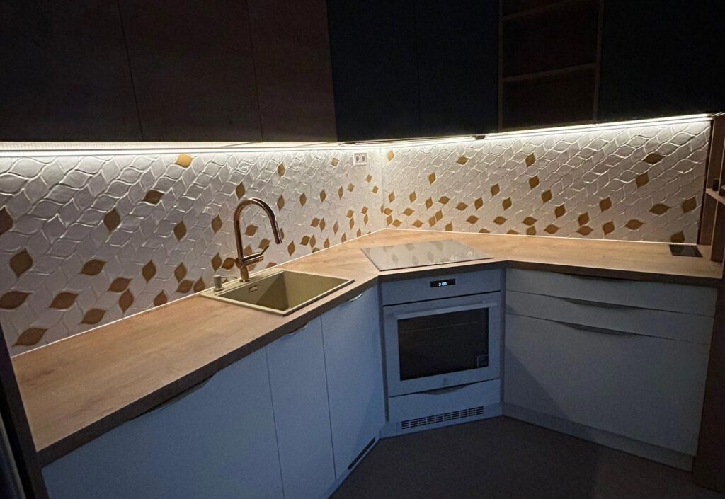 Ceramic mosaic tiles - leaves, two-tone combination of white and honey, kitchen screen