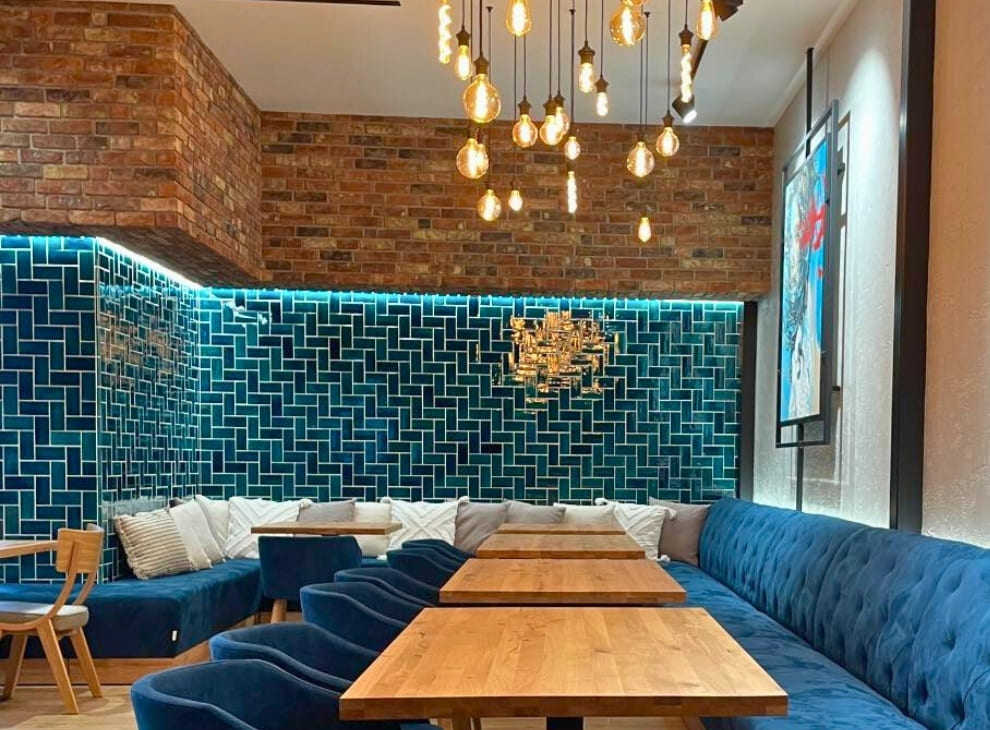 Keramická mozaika - obdĺžniky, petrolejovo modrá farba, obložená stena v reštaurácii