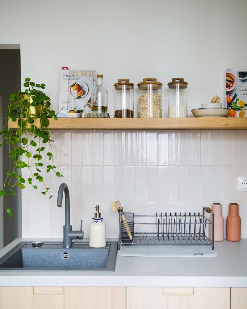 Ceramic mosaic tiles - vertical rectangles, stracciatella color, kitchen screen