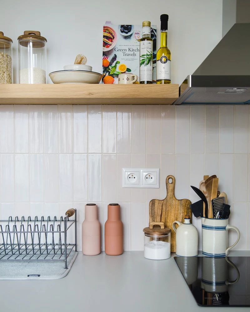 Ceramic mosaic tiles - vertical rectangles, stracciatella color, kitchen screen