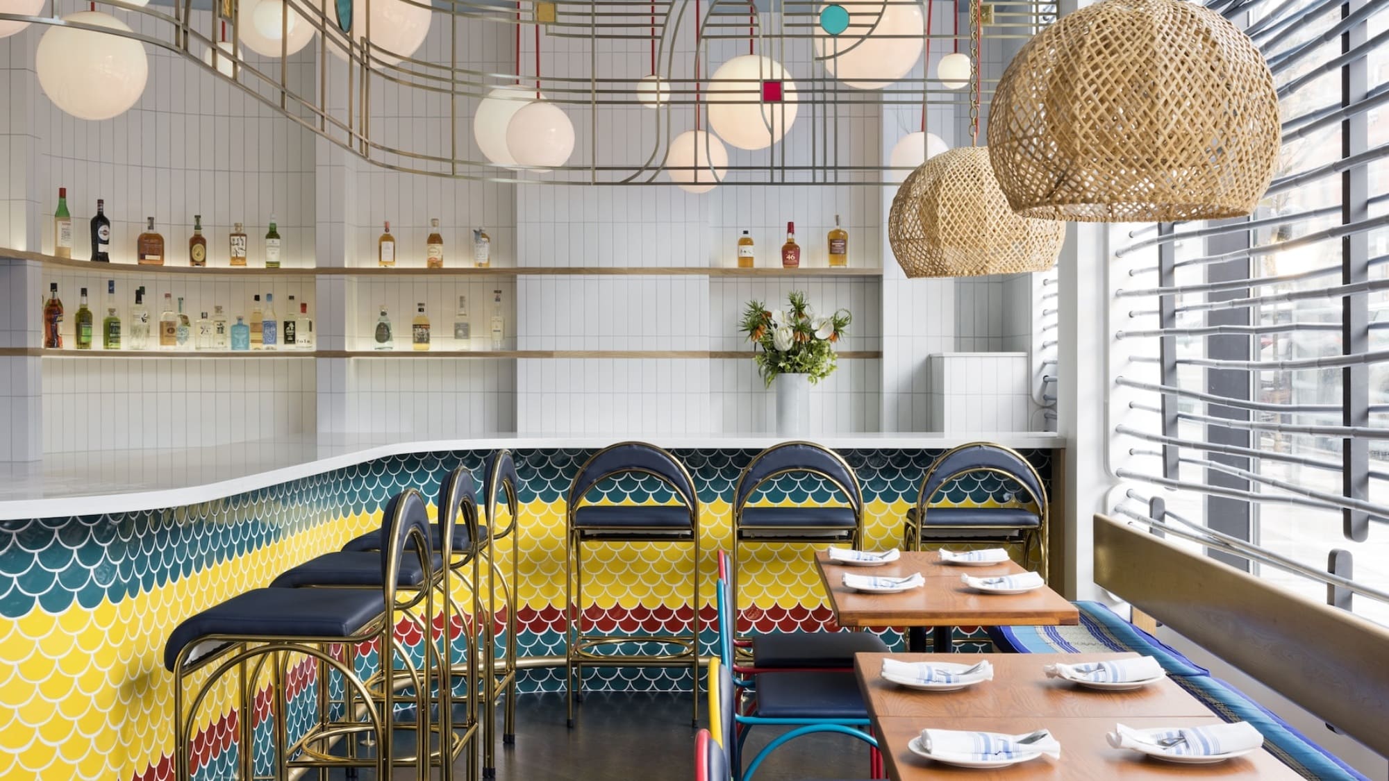 Keramická mozaika - rybie šupiny, trojfarebná kombinácia, obložený barový pult v reštaurácii