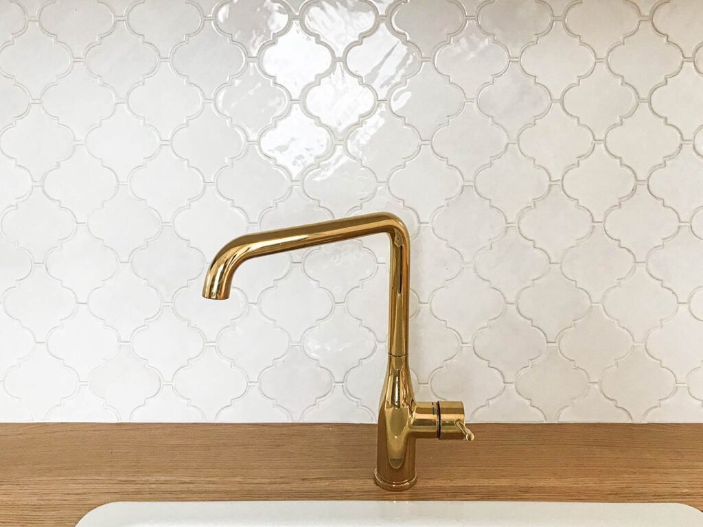 Ceramic mosaic tiles - arabesques, white glossy color, kitchen backsplash