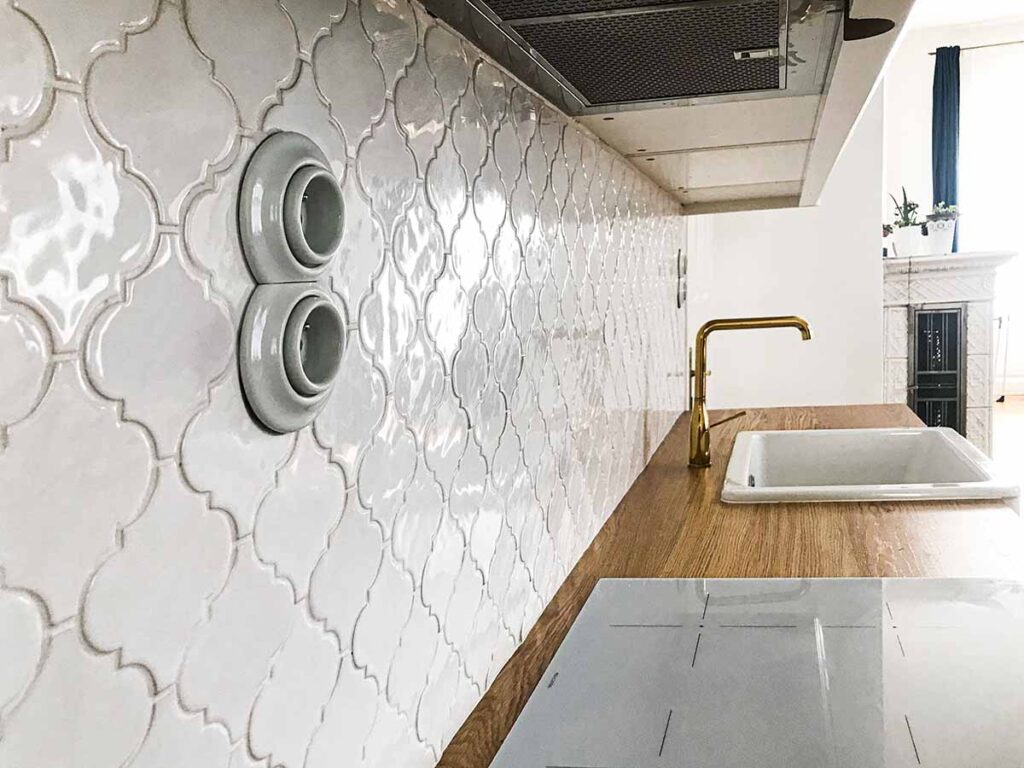 Ceramic mosaic tiles - arabesques, white glossy color, kitchen backsplash